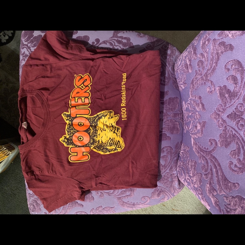 Hooters Redskins T shirt!